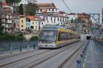 Metro von Porto auf der Luiz-Brücke am 8.