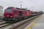 6005 der takargo (90 94 1 43 6005-9), eine 2009 von Vossloh gebaute EURO 4000-Lok, am 05.10.2017 im Bahnhof von Porto Campanhã.