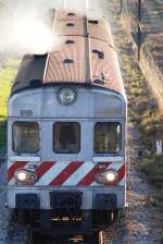 CONCEIÇÃO de Tavira (Distrikt Faro), 11.02.2010, ein Regionalzug nach Vila Real de Santo António hat soeben den gleichnamigen Bahnhof verlassen und unterquert in Kürze die EN 125