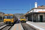 Auf der im Douro-Tal einspurigen Linha do Douro kreuzen sich Triebwagen 228M von Porto São Bento nach Pocinho und der Gegenzug mit Triebwagen 219M im Bahnhof von Tua (03.10.2017).