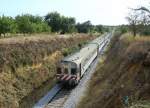 Etwa auf der Mitte zwischen Tavira und Luz verluft die Algarve-Linie in einem Einschnitt. Dieser Zug ist auf dem Weg Richtung Osten. 17.9.2008