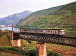 Triebzug der BR 0600 im Dourotal auf der Brcke ber den Rio Corgo bei Rgua (10.