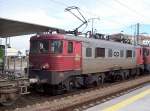2560 mit Gterzug am 10.05.2006 im Bahnhof Porto Campanha, die zweite E-Lok gleicher Baureihe war grafitiverschmiert.