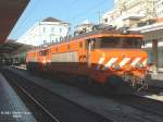 Zwei E-Loks BR 2600 warten am 06.05.2003 auf neuen Einsatz im Bahnhof Lissabon Santa Apolonia.