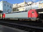 Auf ziemlich breiter Spur (1600mm) sind die Lokomotiven der Portugiesischen Eisenbahnen unterwegs, so wie dieses Exemplar der Baureihe 5600, das am 31.1.2015 auf dem Lissaboner Bahnhof Santa Apolonia auf die Abfahrt nach Porto wartete.