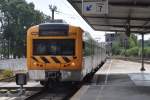 COIMBRA (Distrikt Coimbra), 24.09.2013, Wagen 2260 als Regionalzug nach Aveiro bei der Einfahrt in den Bahnhof Coimbra-B, dem etwas außerhalb der Stadt gelegenen Fern- und Regionalbahnhof