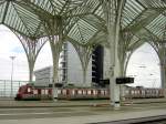 Triebzug BR 2300 im Bahnhof Lissabon Oriente, Mai 2003   