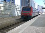 Triebzug der Baureihe 2300 fhrt aus dem Bahnhof Lissabon Oriente (Messebahnhof) aus.