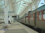 Triebzug BR 2300 am 07.05.2003 im Bahnhof Lissabon Oriente, dahinter ein Triebzug BR 2200.