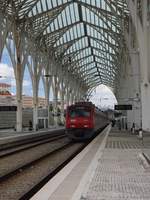 Treibzug der Baureihe 2300 in Bahnhof Lissabon Oriente am 06.06.2017.