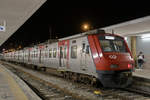 Ein Triebzug Baureihe 2300 im Lissabonner Bahnhof Santo Apolonia.