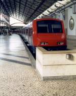 LISBOA (Distrikt Lisboa), 29.09.1999, ein Triebzug BR 2300 als Vorortzug im Bahnhof Rossio -- Foto eingescannt