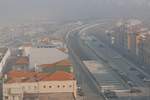 Der morgendliche Nebel hat sich noch nicht vollständig aufgelöst und trübt den Blick vom Frühstücksraum des Hotels auf die nördliche Aus-/Einfahrt der unterirdischen Haltestelle von Espinho. Kurz nach der Abfahrt an der Haltestelle befindet sich ein von Ovar kommender Triebwagen der Baureihe 3400 auf der nördlichen Rampe. Ziel des Nahverkehrszuges ist am 10.10.2017 der Kopfbahnhof von Porto São Bento.