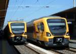 Zwei Triebzge BR 3400, links nach Penafiel, rechts nach Porto Sao Bento am 09.05.2006 im Bahnhof Porto Campanha, diese Zge fahren von Sao Bento auf vier Linien nach Aveiro, Braga, Caide und