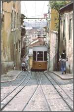 Ascensor da Bica Lisboa bei der Ausweiche. (Archiv 06/92)