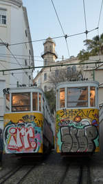 Hier pausieren die 2 Wagen der Ascensor do Lavra - einer der drei Standseilbahnen in der portugiesischen Hauptstadt Lissabon - auf halber Strecke.