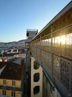 Blick von der oberen Station des höher gelegenen Stadtteiles Chiado auf den 1902 erbauten gusseiserne Elevador de Santa Justa. (Lissabon, Januar 2017)