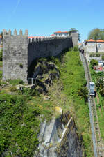 Bei ihrer Eröffnung im Sommer 1891 war die Standseilbahn  Funicular dos Guindais  in Porto die steilste Standseilbahn der Welt. (Mai 2013)