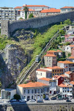 Die Standseilbahn  Funicular dos Guindais  in Porto verbindet das Ufer des Douro mit der Oberstadt. (Mai 2013)