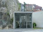 Talstation der Standseilbahn am Fu der Dom-Luis-Brcke in Porto mit einfahrender Gondel, aufgenommen am 11.05.2006. Der obere Teil bis zur Ausweichstelle ist flach, der untere recht steil, die Gondel bleibt waagrecht, das Fahrgestell pat sich der Neigung an.