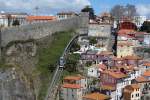 Bahnen in Portugal: FUNICULAR PORTO DOS GUINDAIS-BAIRRO mit fotogener Linienführung.