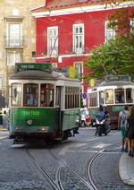 Der Tram-Tour-Wagen Nr. 735 und 722 (Hintergrund)unterwegs neben der  Catedral Sé Patriarcal Sé de Lisboa  am 23. April 2017 in Lissabon.