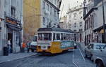 Straßenbahn Lissabon im April 1984: Der  Ligeiro  297 gehört zu einer Serie von Triebwagen, bei denen zwischen 1954 und 1962 neue Wagenkästen auf ältere Drehgestelle aufgebaut