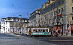 Straßenbahn Lissabon im April 1984: Der 1931 in der eigenen Werkstatt Santo Amaro gebaute Standardwagen 566 am Praca Duque da Terceira