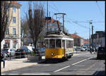 Vor dem Bahnhof Cais do Sodre führt die Trambahn Linie 18 entlang, die bis nach Belem verkehrt. Die Aufnahme entstand am 21.3.2018.