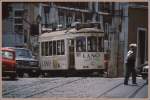 Lissabon Linie 28 im Aufstieg zur Alfama. Wagen 703 mit Langs Scotch Whisky Reklame stoppt bei einer der Zahlreichen Haltestaellen (Paragem) Archiv 06/92