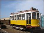 Whrend der Tage der offenen Tr im Betriebshof Heerdt der Dsseldorfer Rheinbahn am 12. und 13.05.2007 war dieser Straenbahn-Triebwagen aus Lissabon, Baujahr 1935, zu sehen. Eine ungewhnliche Sache: 1995 bekam die Dsseldorfer Firma Kiepe Elektrik den Auftrag, eine Anzahl Lissabonner Triebwagen zu modernisieren. Dieser Zug gelangte als Ausstellungswagen zum Kiepe Unternehmenssitz in Dsseldorf und spter zur Rheinbahn, die ihn in einer Halle untergebracht hat. Wegen der Spurweite 900 mm kann er hier nicht fr Sonderfahrten eingesetzt werden. Auf diesem Bild sieht man ihn auf einem Rollwagen. (13.05.2007)  