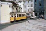 Lisboa / Lissabon CARRIS SL 28 (Tw 704) am Dom im Oktober 1982. - Scan eines Farbnegativs. Film: Kodak Safety Film 5035. Kamera: Minolta SRT-101.