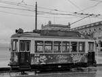 Dieser Straßenbahnwagen wartete Anfang Dezember 2016 am Lissaboner Handelsplatz (Praça do Comércio) auf neue Fahrgäste.