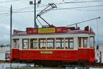 Anfang Dezember 2016 wartete dieser Straßenbahnwagen am Lissaboner Handelsplatz (Praça do Comércio) auf neue Fahrgäste.