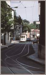Wo kein Platz vorhanden, wie hier auf der Linie 25 in Lissabon, wurden auch schon mal die Gleise ineinander verschlauft in der Hoffnung, dass sich nie zwei Strassenbahnen hier kreuzen.
(Archiv 06-92)