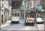 Tramwagen 731 und 781 der Linie 28 begegnen sich im hgeligen Altstadtbezirk Alfama. (Archiv 06/92)