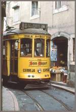 Wagen 706 wirbt fr spanisches Bier und quitscht haarscharf am Gemsestand vorbei durch die enge Altstadtgasse. (Archiv 06/92)
