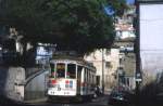Tw 738 auf einem der steilsten Abschnitte der Lissaboner Straenbahn in der Rua de Sao Tom, 13.09.1990.