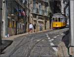 <U>Heiße Gleise.</U>

Beginn der Engstellen bei Sao Vincente da Fora. Heute sichert eine Ampel ab, was bis 1990 drei Streckenposten mit Sichtkontakt besorgten. Alfama, Lissabon im September 2010.