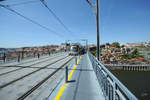 Die Metro von Porto auf dem Wahrzeichen von Porto, die Bogenbrücke Ponte Dom Luís I (Mai 2013)