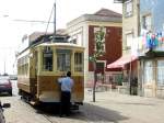 Porto, die pittoreske Endstation Passeio Alegre. Der Wagenfhrer von Nr. 218 legt gerade den Trolley um; er lst hier die Fixierung des Trolleys, geht mit diesem um den Wagen herum und befestigt ihn wieder am anderen Wagenende fr die Rckfahrt. 8.September 2006.