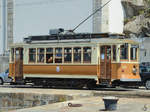 Der Eléctrico No. 131 der Sociedade de Transportes Colectivos do Porto (STCP) in Ufernähe zum Douro, aufgenommen im Mai 2013.