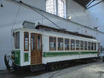 No. 274 wurde 1928 in den Werkstätten von Companhia Carris de Ferro do Porto gebaut. Es handelt sich um eine Kopie des ersten Straßenbahnwagens mit Drehgestellen der US-amerikanischen J. G. Brill Company, welche 1904 gekauft wurden. (Museu do Carro Eléctrico Porto, Januar 2017)