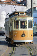 Der Eléctrico No. 216 der Sociedade de Transportes Colectivos do Porto (STCP) in der Innenstadt von Porto, aufgenommen im Januar 2017.