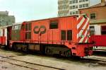 Lok 9001 in Porto Trindade (3. Mai 1988). Die CP hat 1974 diese mit fnf weiteren zwischen 1959 und 1967 von Alsthom und Eskalduna gebauten dieselelektrischen Lokomotiven gebraucht in Spanien erworben und als Nr. 9001 - 9006 bezeichnet.