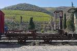 Zwischen einigen Wagen der nicht mehr im Betrieb befindlichen 1000 mm-Schmalspurstrecke Linha do Tua steht auch dieser Wagen.