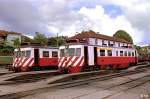 Im Bahnhof Sernada do Vouga warten die Triebwagen 9308 (links) und 9305 (rechts) auf die Abfahrt nach Espinho bzw. Aveiro. Während sich 9308 noch weitgehend im Lieferzustand präsentiert, wurde 9305 bereits einer Modernisierung unterzogen, erkennbar an der geänderten Teilung der Frontfenster (17. Mai 1988).