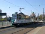 potsdam Stra�enbahnlinie 93 nach Bahnhof Rehbr�cke an der Haltestelle Lange Br�cke.(18.4.2010)