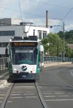 potsdam Combino 402 steht in der (H) Lange Br�cke und wird gleich �ber die neue �PNV-Br�cke fahren. Die Bahn hat eine neue Digitalanzeige erhalten, die eine bessere Erkennbarkeit gew�hrleistet - auch wenn es auf dem Photo anders aussieht. potsdam, 2010-07-25.