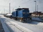 PRESS Eisenbahn-Bau- und Betriebsgesellschaft Pressnitztalbahn mbH PRESS 204 011 mit zwei Schneebeladenen Flachwagen am 04.Februar 2010 in Bergen/R�gen.